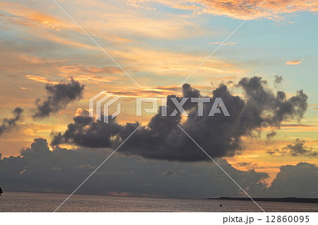 沖縄の夕焼け雲（沖縄県国頭郡本部町） 12860095