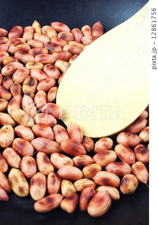 香ばしいピーナツ 12861756