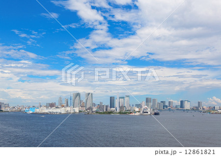 レインボーブリッジより青空が広がる東京湾と高層ビル群を臨む レインボーブリッジより青空が広がる東京湾と高層ビル群を臨む 12861821