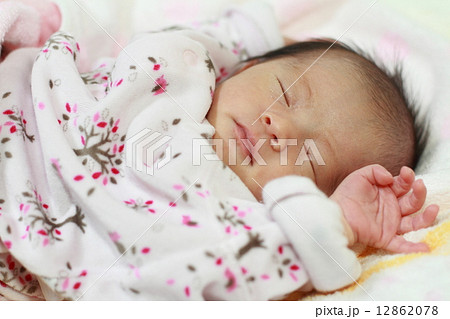 生後1ヶ月の赤ちゃんの寝顔 生後1ヶ月の赤ちゃんの寝顔 12862078