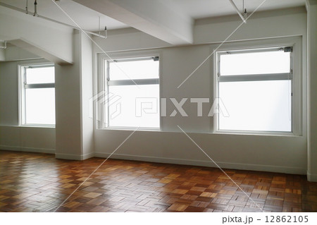 窓のある部屋　Room with a window 12862105
