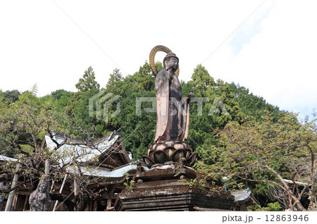 四国霊場第35番札所「清瀧寺」本堂と薬師如来立像 四国霊場第35番札所「清瀧寺」本堂と薬師如来立像 12863946