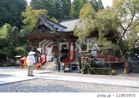 四国霊場第37番札所「岩本寺」本堂とお遍路さん 12863950