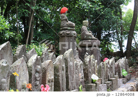 四国霊場第32番札所「禅師峯寺」境内の石仏 四国霊場第32番札所「禅師峯寺」境内の石仏 12864008