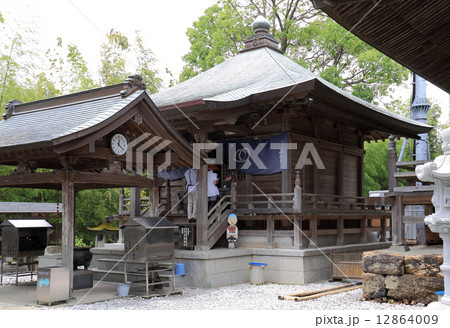 四国霊場第32番札所「禅師峯寺」大師堂にお参りするお遍路さん 四国霊場第32番札所「禅師峯寺」大師堂にお参りするお遍路さん 12864009