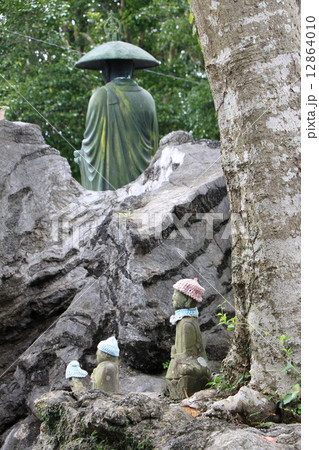 四国霊場第32番札所「禅師峯寺」お大師様の後ろに祀られた小さな仏様（水子地蔵か） 12864010