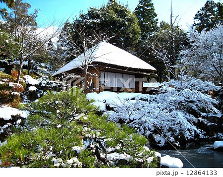 雪の庭園と茶室の写真素材