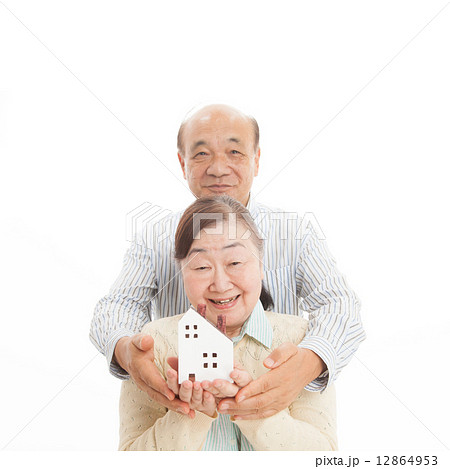 シニア夫婦　と　家 12864953