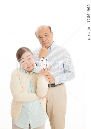 シニア夫婦　と　家 12864960