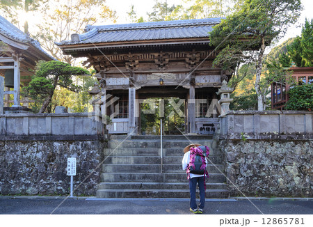 四国霊場第39番札所「延光寺」山門(仁王門)とお遍路さん 四国霊場第39番札所「延光寺」山門(仁王門)とお遍路さん 12865781