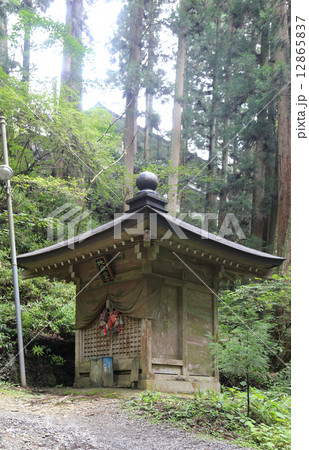 四国霊場第44番札所「大寶寺」参道脇の地蔵堂 四国霊場第44番札所「大寶寺」参道脇の地蔵堂 12865837
