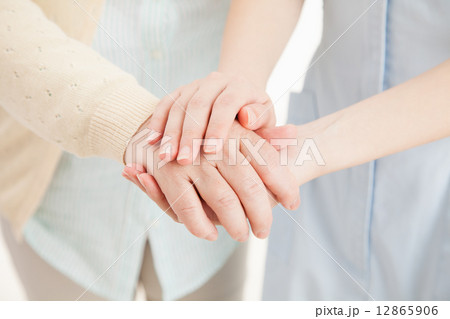 手を握る女性看護師 12865906