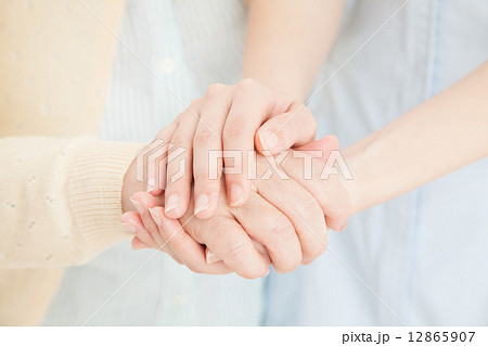 手を握る女性看護師の写真素材