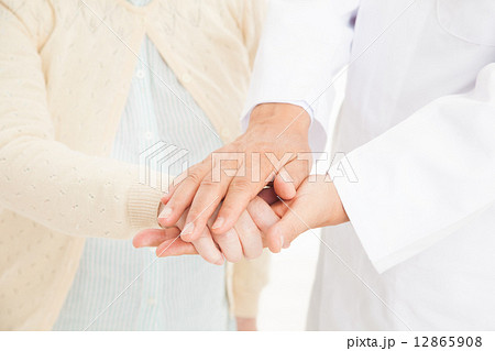 手を握る男性医師 12865908