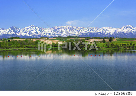 北海道　美瑛町　十勝岳連峰と水沢ダム 12866809