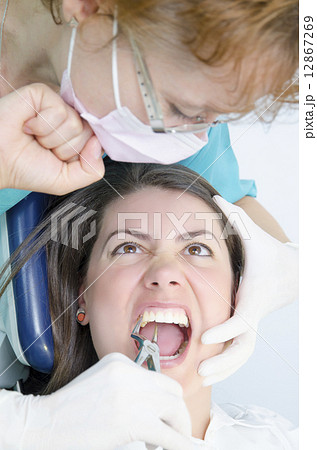 Punch the dentist 12867269