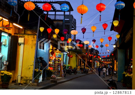 ベトナム　夕時のホイアン 12867813