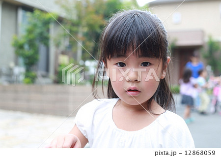 5歳のかわいい女の子の写真素材