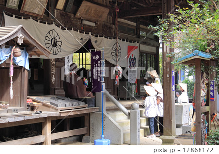 四国霊場第58番札所「仙遊寺」本堂とお遍路さん 四国霊場第58番札所「仙遊寺」本堂とお遍路さん 12868172