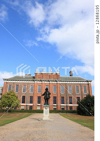 London Kensington Palace, a royal residence  12868195