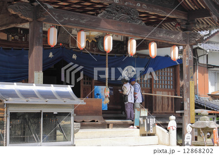 四国霊場第54番札所「延命寺」本堂とお遍路さん 12868202