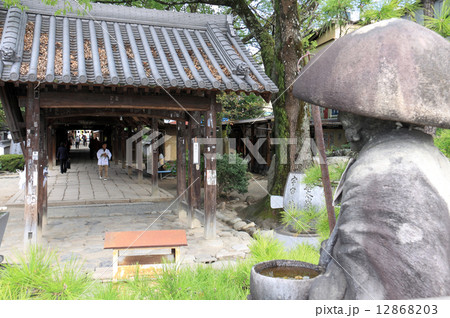 四国霊場第51番札所「石手寺」回廊の入口付近 四国霊場第51番札所「石手寺」回廊の入口付近 12868203