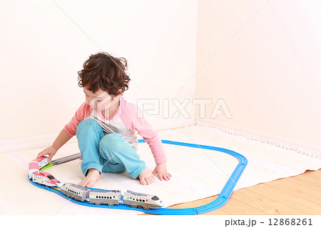 プラレールで遊ぶ男の子の写真素材