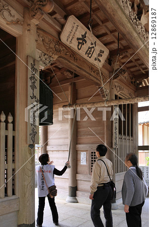 四国霊場第65番札所「三角寺」山門(鐘楼門・仁王門)の鐘を撞くお遍路さん 四国霊場第65番札所「三角寺」山門(鐘楼門・仁王門)の鐘を撞くお遍路さん 12869187