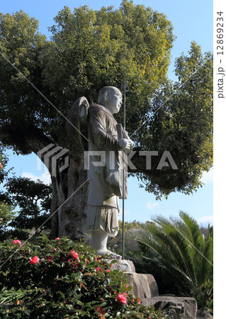 四国霊場第67番札所「大興寺」仁王門まえの弘法大師像 12869234