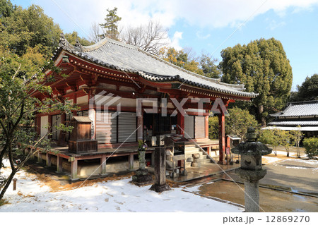 冬の四国霊場第69番札所「観音寺」本堂 12869270