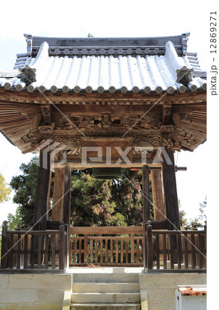 冬の四国霊場第69番札所「観音寺」鐘楼 12869271