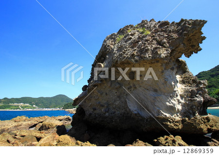 青空と海と奇岩 12869359