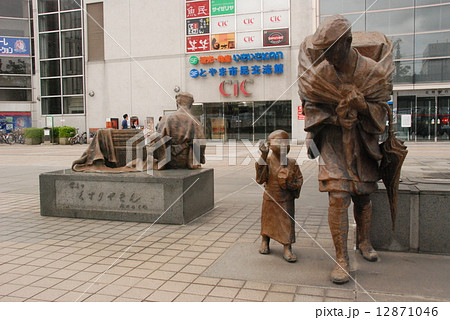 「富山の薬売り」の像(JR富山駅南口/富山県富山市明輪町) 「富山の薬売り」の像(JR富山駅南口/富山県富山市明輪町) 12871046