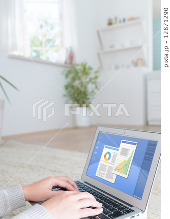 パソコンと女性 12871290