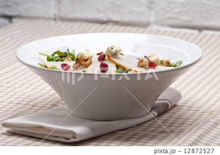 Fresh pears arugula gorgonzola cheese salad Fresh pears arugula gorgonzola cheese salad 12872527