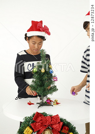 クリスマスを楽しむ小学生 クリスマスを楽しむ小学生 12873234