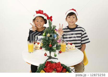 クリスマスを楽しむ小学生 クリスマスを楽しむ小学生 12873250