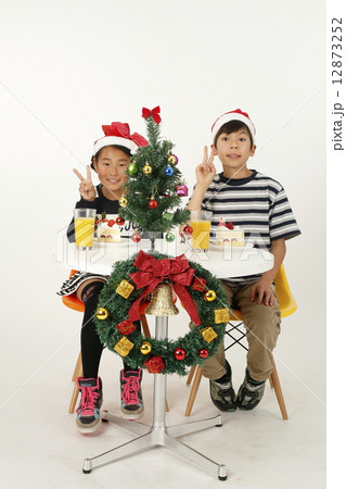 クリスマスを楽しむ小学生 12873252