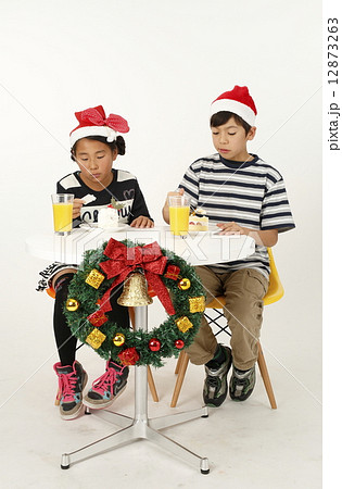 クリスマスを楽しむ小学生 クリスマスを楽しむ小学生 12873263