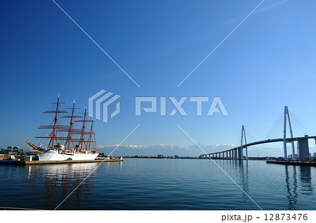 帆船海王丸と新湊大橋 12873476