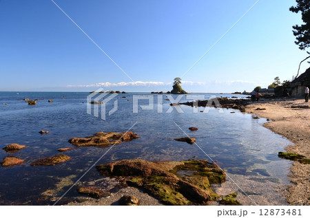 北アルプス・立山連峰を望む雨晴海岸 12873481