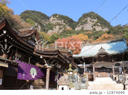 晩秋の四国霊場第85番札所「八栗寺」と「五剣山」(右.本堂、左.聖天堂) 晩秋の四国霊場第85番札所「八栗寺」と「五剣山」(右.本堂、左.聖天堂) 12874090