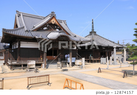 四国霊場第87番札所「長尾寺」本堂と大師堂 12874157