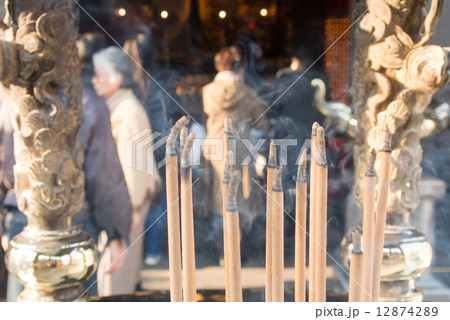 中華のお寺のお香 12874289