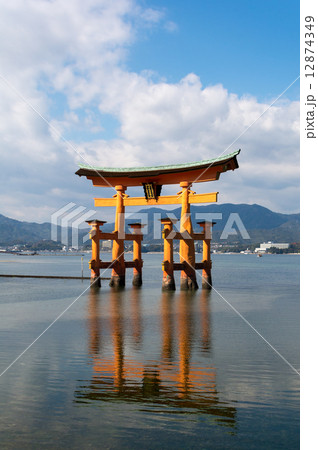 厳島神社 大鳥居 （干潮時、海面反射シンメトリー）の写真素材
