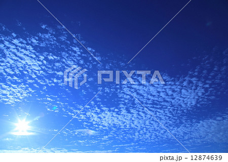 朝の太陽とうろこ雲 12874639