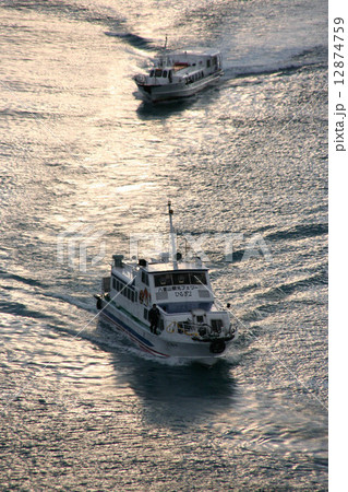 石垣島　夕暮れの船 12874759