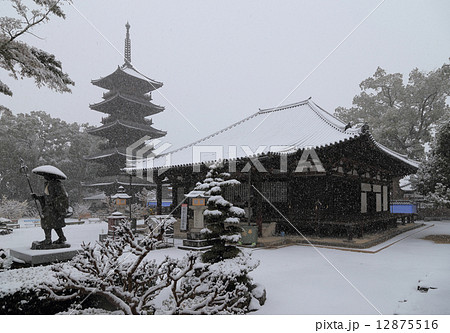 四国霊場第70番札所「本山寺」雪の本堂(国宝)と五重塔 四国霊場第70番札所「本山寺」雪の本堂(国宝)と五重塔 12875516