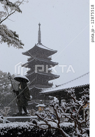 四国霊場第70番札所「本山寺」雪の五重塔と大師像 四国霊場第70番札所「本山寺」雪の五重塔と大師像 12875518