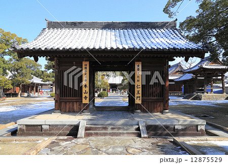 四国霊場第70番札所「本山寺」雪晴れの境内(左から十王堂、仁王門と正面の本堂、大師堂、大門、鐘楼) 四国霊場第70番札所「本山寺」雪晴れの境内(左から十王堂、仁王門と正面の本堂、大師堂、大門、鐘楼) 12875529